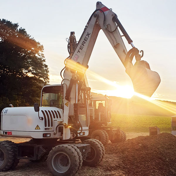 Wir sind der erfahrene Spezialist für Baggerarbeiten, Tiefbau, Erdarbeiten im Taunus, Westerwald, Hunsrück, Eifel, Rhein-Hessen hein-Hessen Neuwied Wiesbaden Gießen Limburg Mainz Bonn Cochem Mayen Montabaur Idstein Nastätten Frankfurt am Main Bad Ems Westerburg Bad Hombur